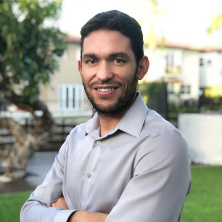 Ricardo Paván holds a degree in Neurolinguistics and a master's degree in Psychoanalytic Psychotherapy for children and adolescents. He specializes in various language disorders, learning challenges, and emotional difficulties.