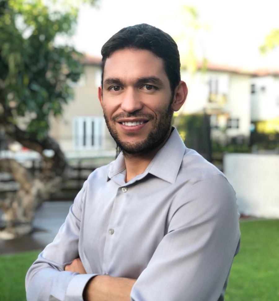 Ricardo Paván holds a degree in Neurolinguistics and a master's degree in Psychoanalytic Psychotherapy for children and adolescents. He specializes in various language disorders, learning challenges, and emotional difficulties.